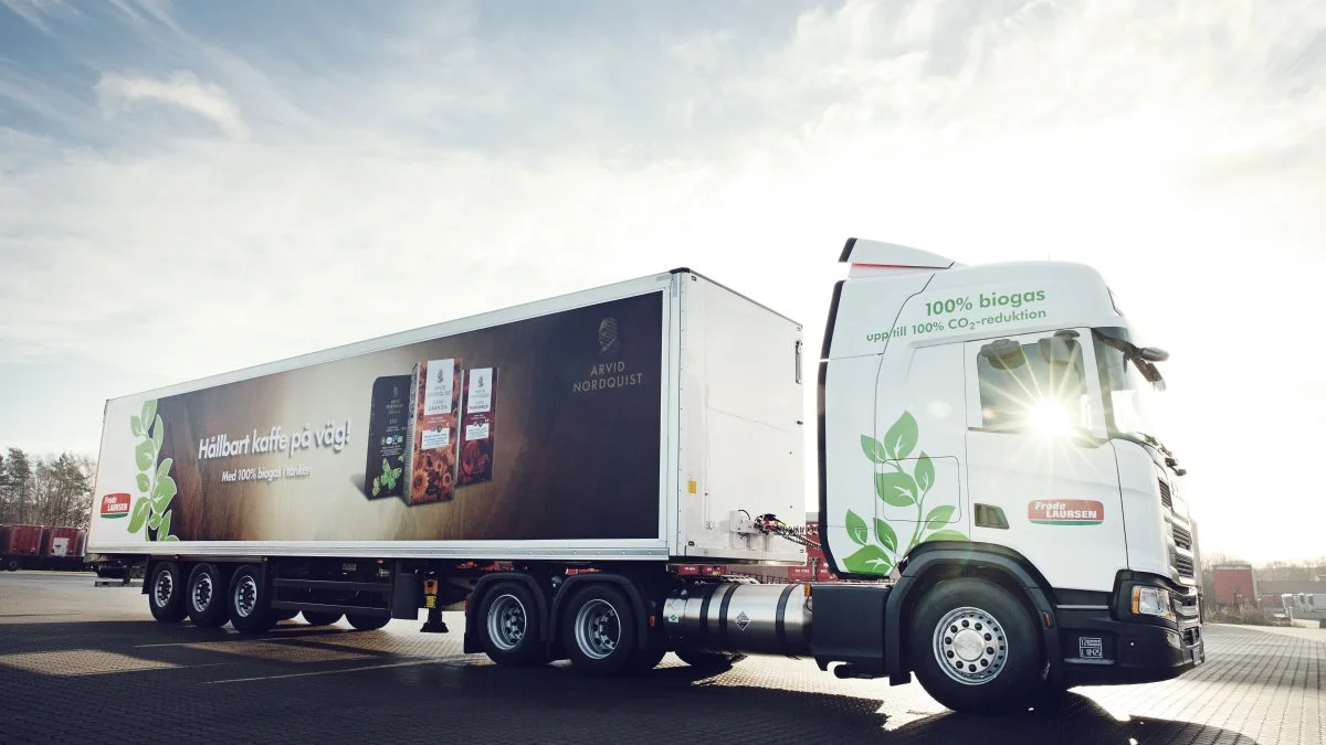 Lastbiler, der kører på biogas, er den billigste og mest effektive måde at gøre noget for klimaet på, lyder det fra salgsdirektør hos Scania, Anton Freisleben. Siden 2020 har Scania leveret biler, der kører på flydende biogas i Danmark. Foto: Martin Gravgaard