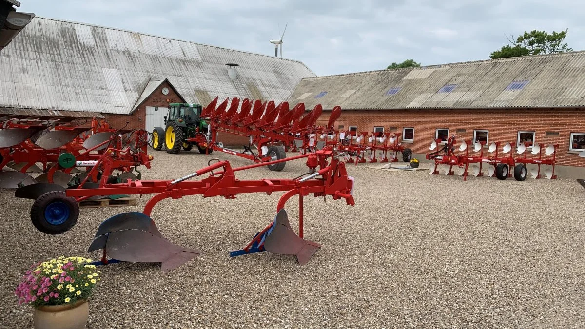 Firmaerne Ploveksperten og Farm Implement ApS er samlet hos den tidligere pløjeverdensmester Jens Iversen, der havde linet en række plove op i sin gårdsplads på gården, hvorfra virksomhederne drives.