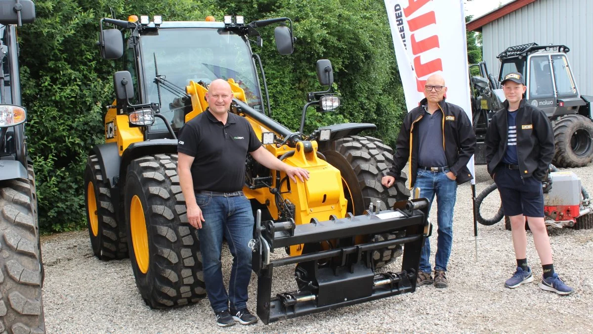 Maskinsælger Henrik Matthiesen (tv) fik blandt andet afsluttet handlen med en JCB Telemaster 320 S til kvægproducent Lars Uller Hansen, Torup, der her ses med sønnen Rasmus (th). Fotos: Bettina Ravn