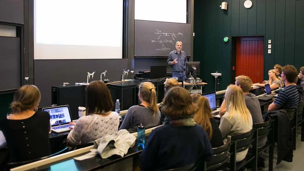 Flere er klar til at sætte sig til rette i auditorierne ved Københavns Universitet for at blive klogere på fødevareproduktion. 