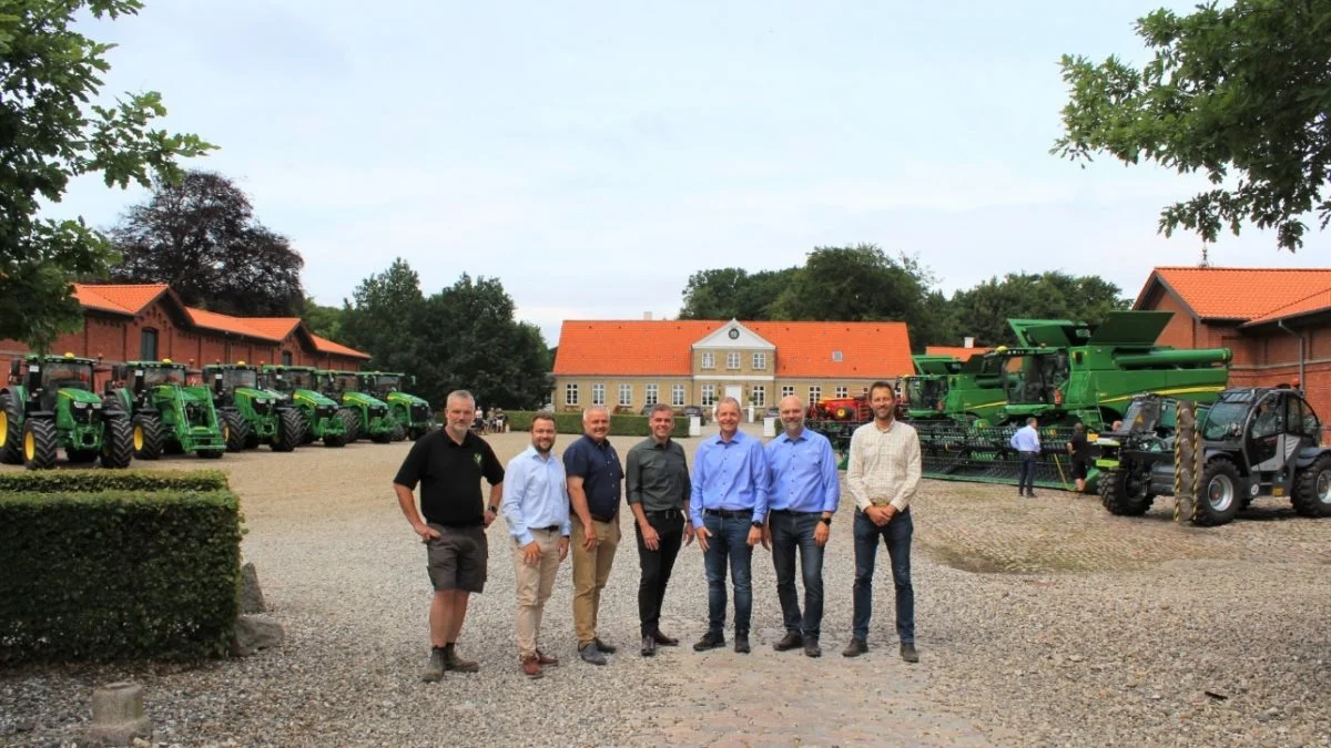 På billedet ses fra venstre: Frank Lorentsen Markdriftschef Kring Agro, Mads Kring Ejer og direktør, Per Kring Ejer, Morten Buus adm. Direktør Semler Agro, Lars Frederik Henningsen Salgsdirektør Semler Agro, Jens Illemann Senior Key Account Manager Semler Agro og Asger Jørgensen Salgschef Väderstad.  