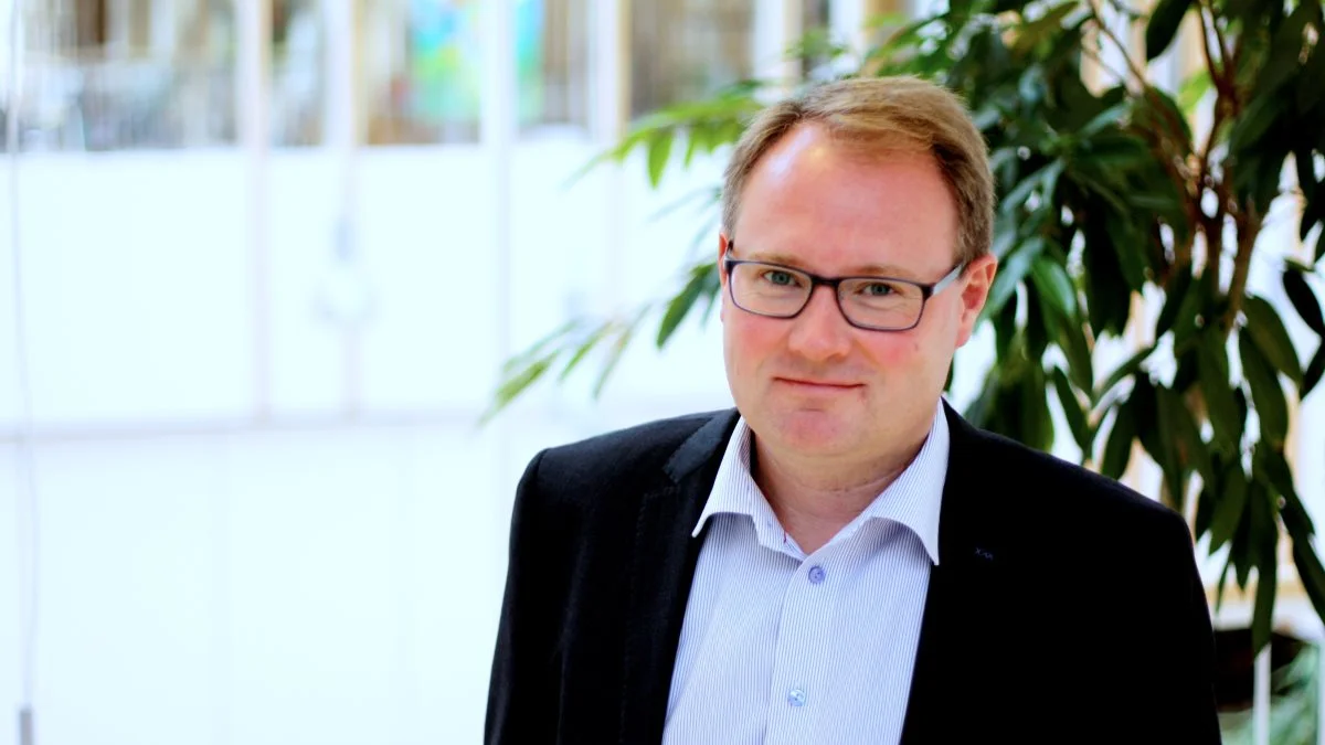 - Vi er glade for at byde DLBR Forsikringsmægler velkommen her i vores rådgivningsvirksomhed. På den måde har vi muligheden for at inddrage en uvildig forsikringsmægler i vores rådgivningsforløb, når det er nødvendigt. Her får vi en kapacitet med indsigt i de helt specielle risici, der er forbundet med driften, og de forsikringsbehov der måtte være i den forbindelse, siger adm. direktør i LandboNord, Uffe Bertelsen.