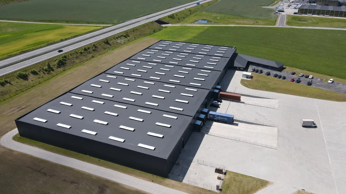 Også inden for erhvervsbyggeri er der fremgang. Hér 10.000 kvadratmeter lager- og logistikdomicil ved motorvejen øst for Silkeborg 