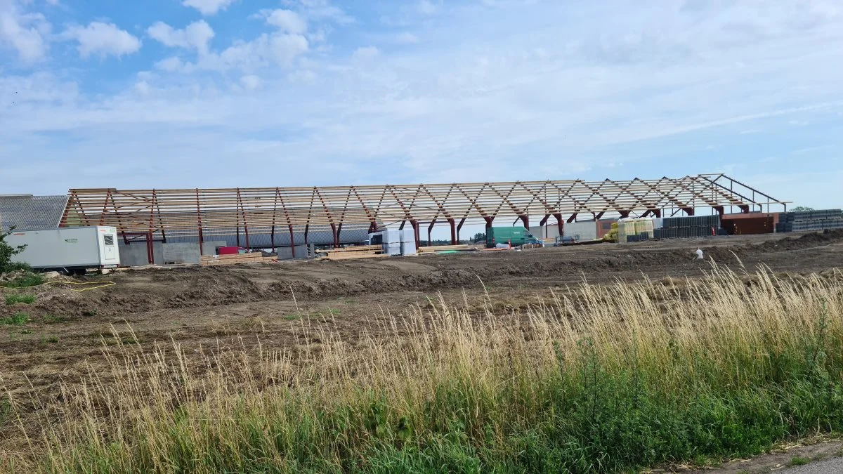 Det er ikke så længe siden, at der var rejsegilde på et af de nyeste projekter fra Læssøe & Simonsen – en stald med mælkekarussel på godt 2000 kvadratmeter udenfor Bårse i Sydsjælland