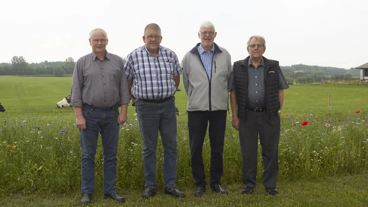 De har alle fire haft stor betydning for Nibeegnens Kontrolforening, som pr. 30. juni blev lukket ned, som andensidste kontrolforening i Danmark. Da der var flest, var der omkring 1.800 foreninger i Danmark. Fra venstre ses seneste formand, Anders Langdahl, seneste kontrolassistent Henrik Nielsen, forhenværende kontrolassistent Hans Christian Skjødt og tidligere formand Karl Simensen. Fotos: Tenna Bang