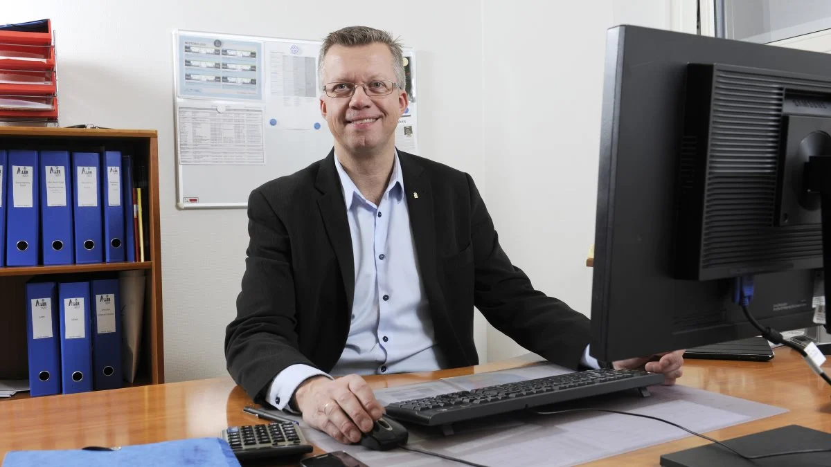 Group Vice President Henrik T. Halken fortæller, at landbruget leverer en stor del af de råvarer, der bruges i produktionen af højeffektivt fiskefoder. Foto: Karsten Himmelstrup