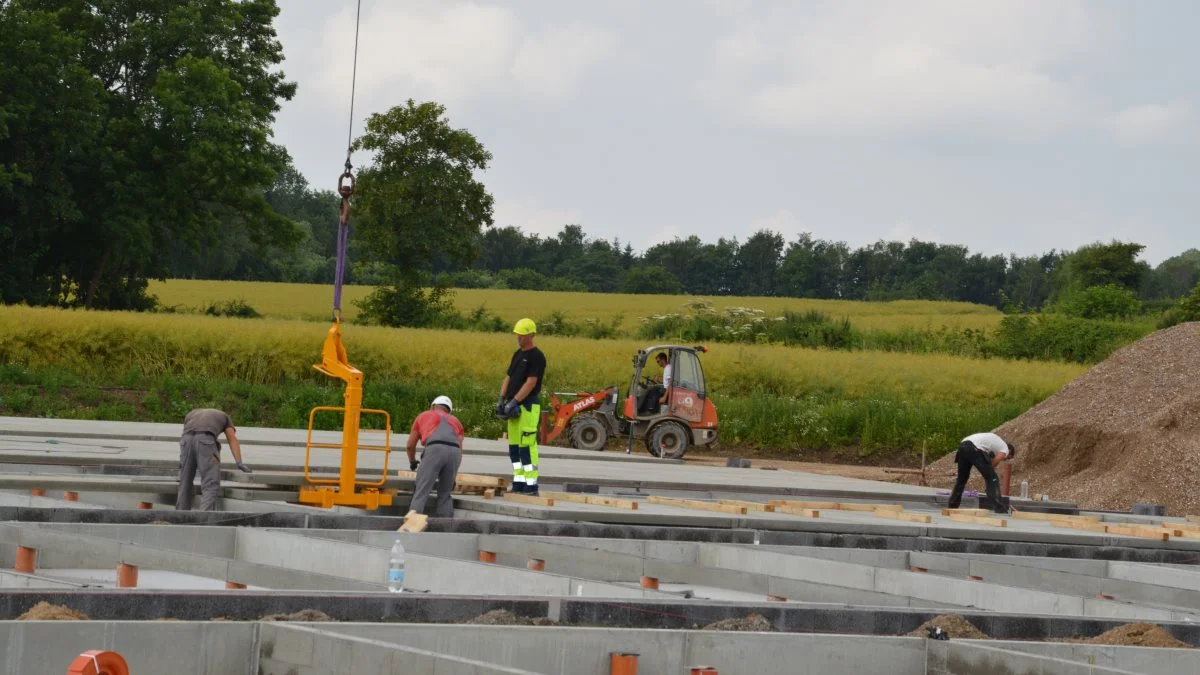 Det er hovedsageligt byggerier i beton med stål eller træspær som Kjargaard Byg opfører rundt i landet, og det er også den type staldbyggeri, som Martin Boe Madsen sværger til – Et byggeri der kan holde evigt, hvor kun inventaret skal skiftes ud.
