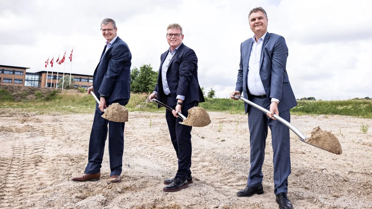 Tidligere på måneden var der første spadestik på Danish Crowns kommende hovedkontor. Det skete, da Group CEO Jais Valeur, formand Erik Bredholt og borgmester i Randers Kommune Torben Hansen alle tre med spade i hånden skød gang i byggeriet.