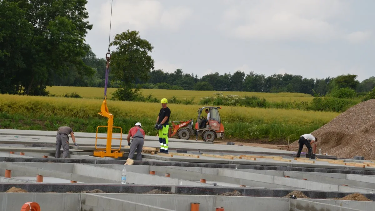Det er hovedsageligt byggerier i beton med stål eller træspær som Kjargaard Byg opfører rundt i landet, og det er også den type staldbyggeri, som Martin Boe Madsen sværger til – Et byggeri der kan holde evigt, hvor kun inventaret skal skiftes ud.