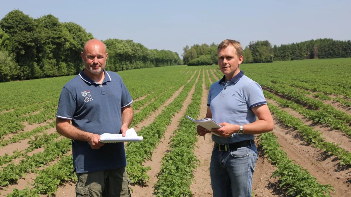 Søren Krogh Kristensen, (tv), der her kigger på tal og grafer sammen med Sagros AgroMarkets-konsulent, Uffe Ølgaard Bloch, synes det er spændende at følge markederne og forstå, hvorfor de bevæger sig, som de gør. Ved at benytte AgroMarkets får Søren Krogh Kristensen et uvildigt indblik i, hvad der sker på markederne.