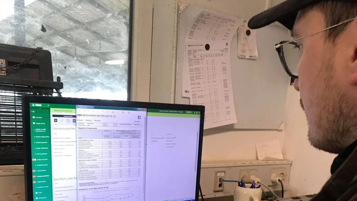 Kodeordet er digitalisering, når mælkeproducent Jesper Arnth Jensen fra Outrup ved Varde kun udleder 0,93 kg CO2 pr. liter mælk. Gennemsnittet for Arlas landmænd er 1,15 kg CO2.
