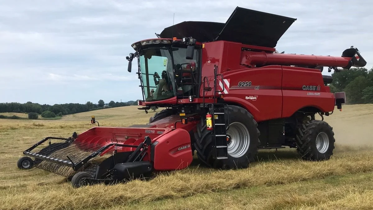 Alt er på plads og spiller, så mejetærskeren kan komme ud og køre med pickup, og bjerge frøhøsten i hus. Axial Flow 8250-modellen er en del af Case IH-demoturen, som S. D. Kjærsgaard har gang i.