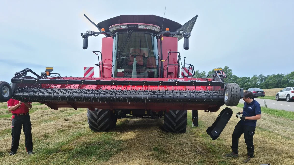 Inden maskinen kommer ud og køre i græsfrømarken, skal den finjusteres, så høstarbejdet bliver så optimalt som muligt. En Case IH-tekniker og demopiloten Jørgen (t.v.) sørger for det.
