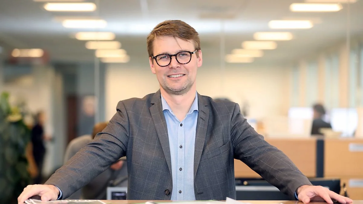 - I vores rådgivning har vi eksempler på, at banken eller kreditforeningen pludselig er bakket ud af et etableringsforløb i sidste øjeblik, selvom vi mener, økonomien ser fornuftig ud. Det kunne for eksempel være en atypisk sag med stor produktion i forhold til ejede aktiver. I den slags tilfælde vil vi fremover kunne henvise og hjælpe med at få finansieringen hjem via InGreen AgroFunding, siger Bjarke Poulsen, der er direktør for Økonomi og Strategi i Sagro.