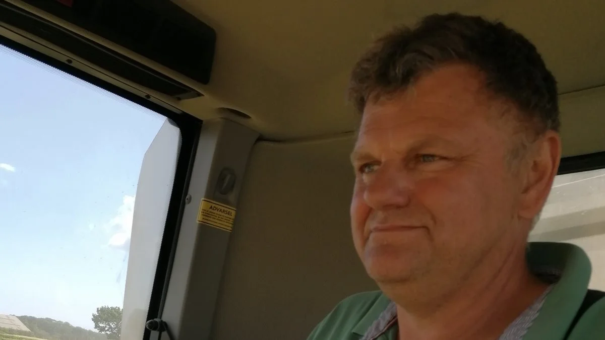 Jens-Anders Andersen, Overskovgaard ved Sdr. Stenderup sydøst for Kolding, er foreløbigt tilfreds med årets frøhøst. Fotos: Morten Ipsen