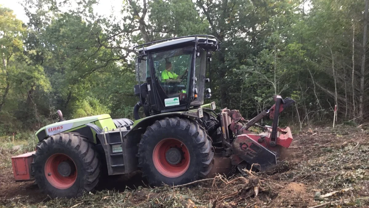 Claas-traktor med knuser. Foto: Karsten Himmelstrup