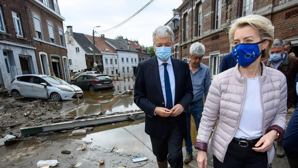 EU-Kommissionens præsident Ursula von der Leyen besigtigede i lørdags et område i Belgien, som var ramt af oversvømmelserne. Kommissionen lover hjælp til de landmænd, der er ramt. Foto: EU Kommissionen
