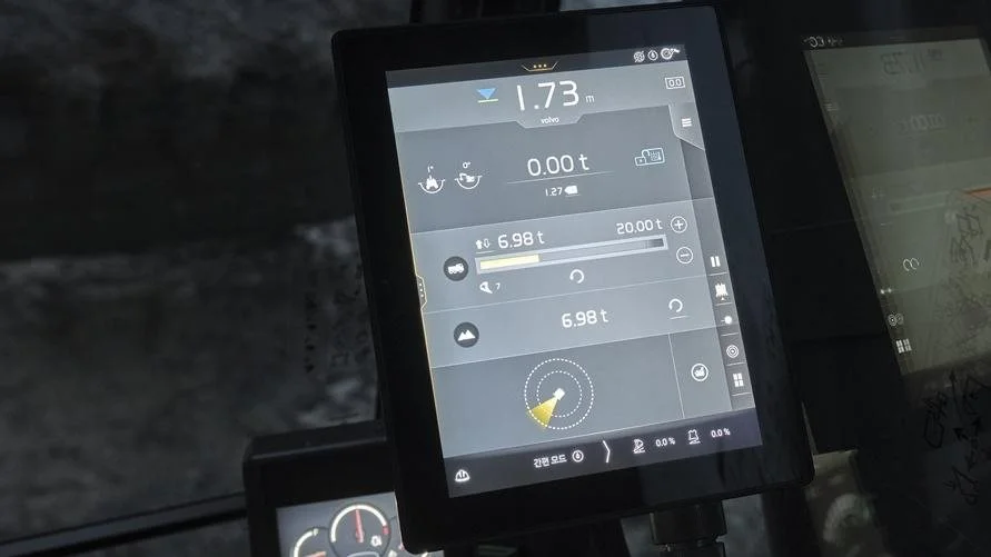 Føreren får yderligere hjælp til sine opgaver af Dig Assist-appsene (ekstraudstyr), som drives af den 10-tommers Volvo Co-Pilot-tablet.