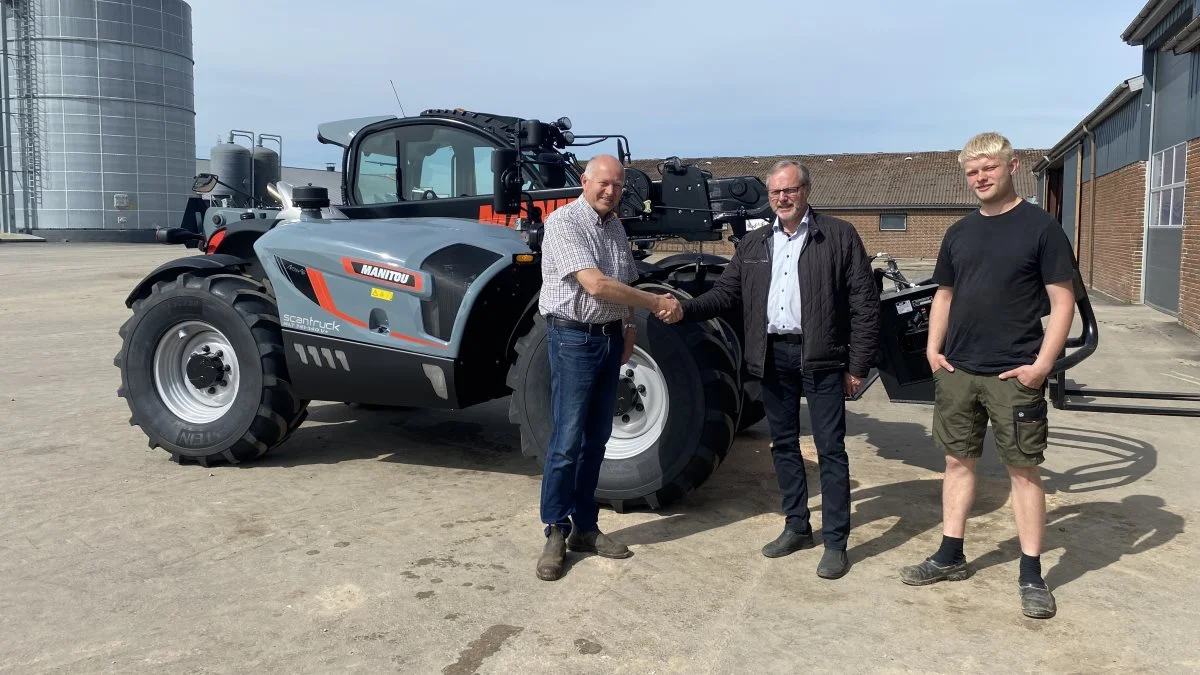 Lars Rasmussen, ejer af Hasagergaard, giver hånd til Freddy Nielsen, distriktschef for Manitou hos Scantruck, i selskab med Michael Rasmussen, der er næste generation på gården.