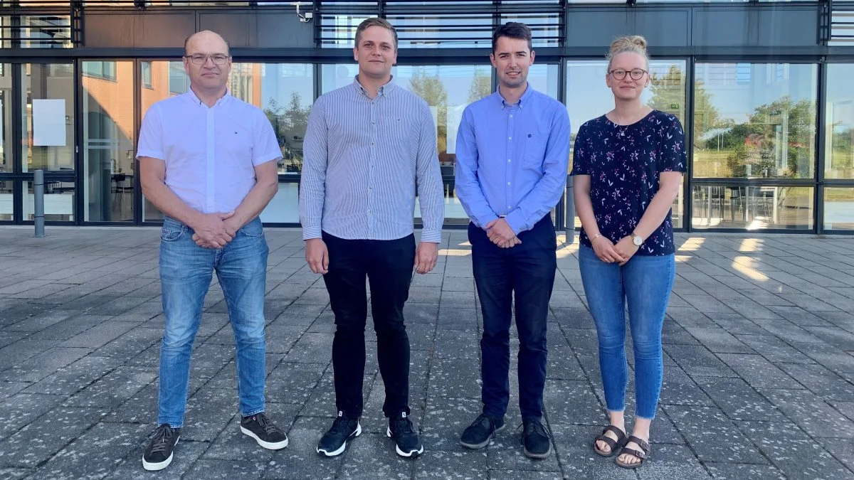 Director Sustainable Farming Gustaf Bock fra Danish Crown med tidligere praktikant Søren Lorenzen, Lise Murmann og Emil Huulgaard Sørensen. Alle er nu færdiguddannede jordbrugsteknologer med speciale i agro business management. Foto: Maria Evald.