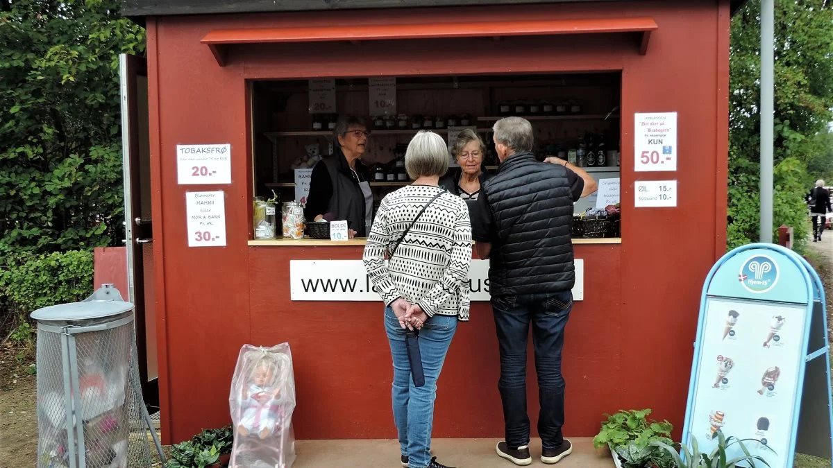 14-31-sy
Museets egen bod har også åbent begge dage, hvor der sælges marmelade, syltetøj, hæklede og strikkede effekter samt is, øl, vand og kaffe.

