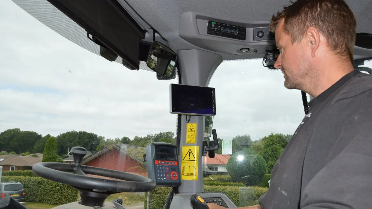 - Den er meget brugervenlig, har et godt arbejdslys, et bakkamera der sikrer, at du ikke har de dårlige arbejdsstillinger, og så er den meget lydsvag i kabinen, påpeger Peter Hansen.