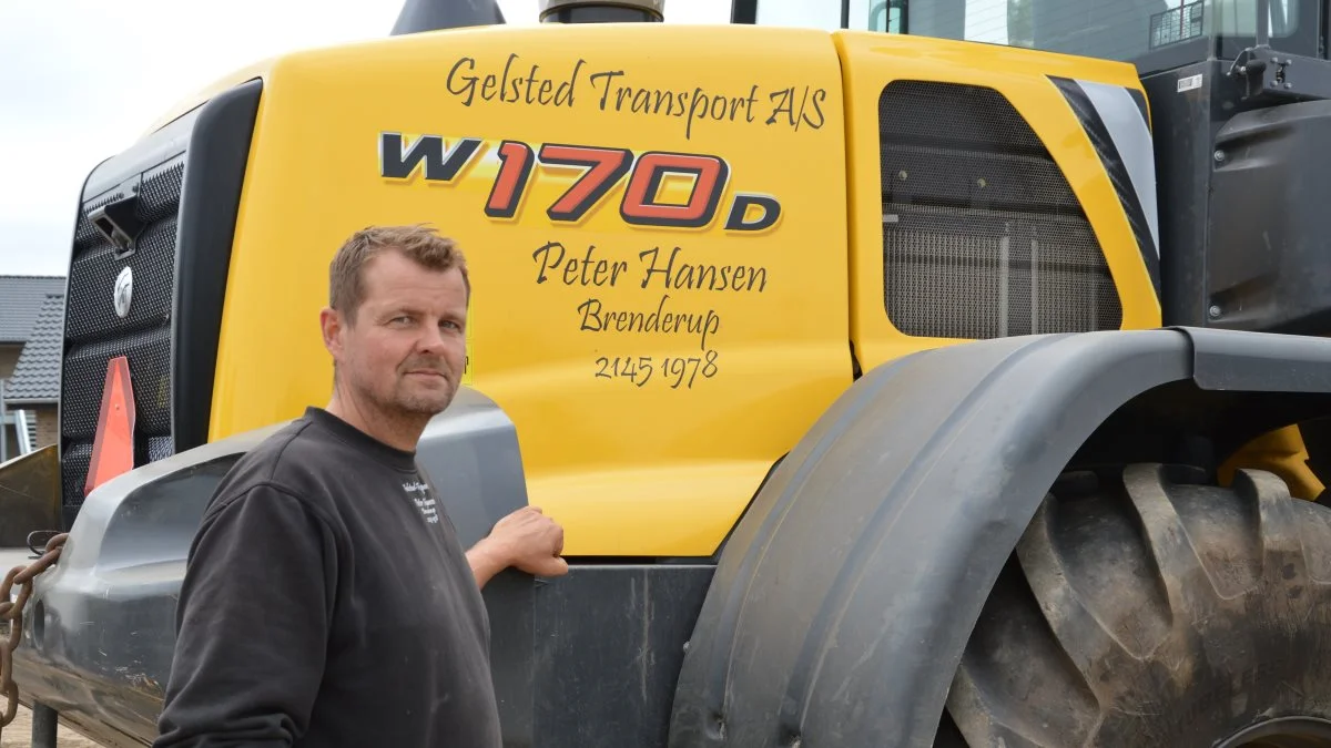 - Det har altid mest været en vognmandsforretning, men entreprenørdelen er blevet til mere og mere, fortæller indehaver af Gelsted Transport, Peter Hansen, der overtog firmaet efter sin far, Arne Hansen, i 2005. Fotos: Camilla Bønløkke