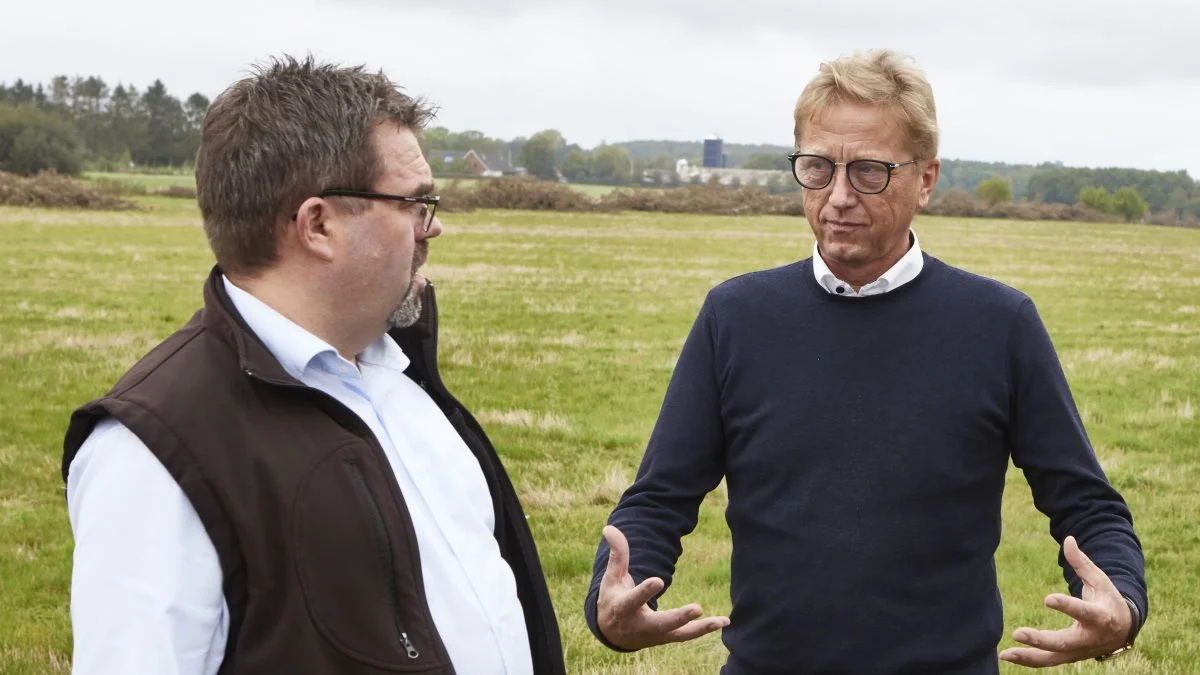 Medlem af EU-parlamentet Asger Christensen (V) informerer ved et medlemsmøde den 9. august på Centrovice i Vissenbjerg om den kommende EU-landbrugsreform. Han ses her ved et besøg hos landboforeningsformand Torben L. Povlsen. Foto: Erik Hansen
 
