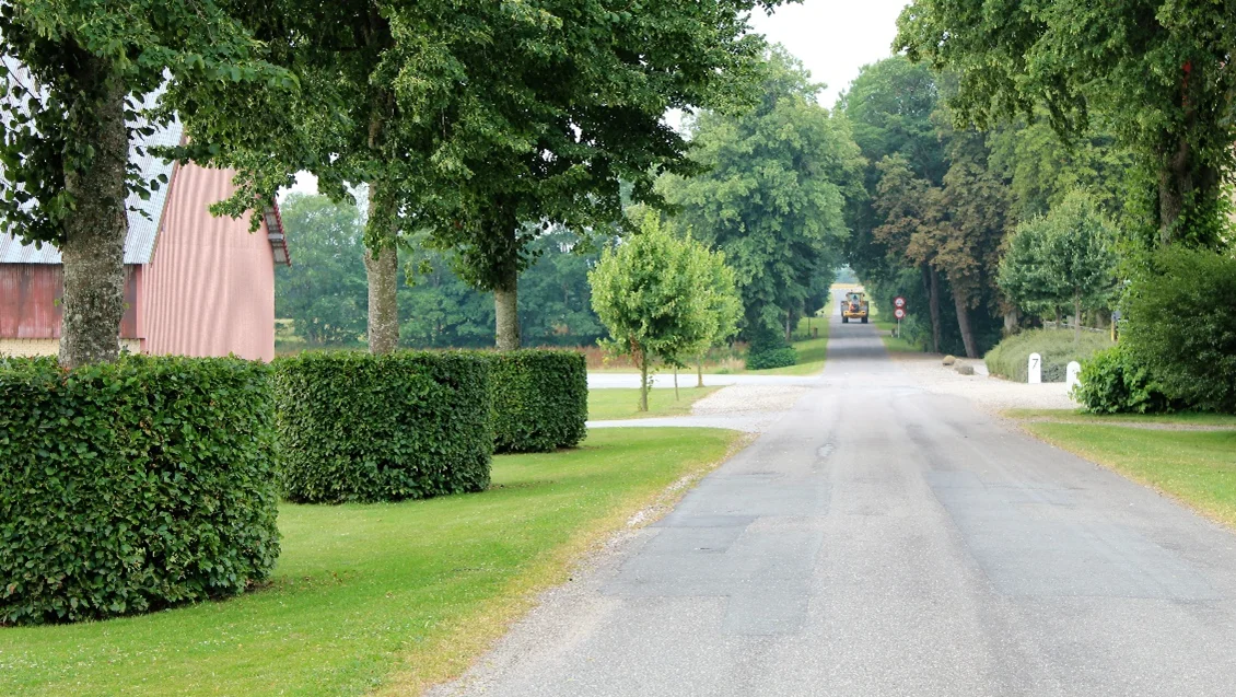Der er i alt ti medarbejdere på Lystrup og Jomfruens Egede Godser, Fire af dem arbejder i landbruget. 