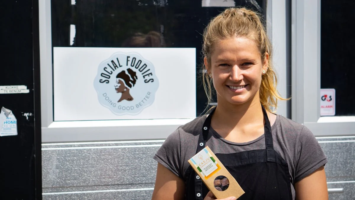 Marianne Duijm producerer frugtkarameller med chokoladeovertræk i kampen mod madspild. Produktet hedder ’Casju’. Fotos: Daniel Barber