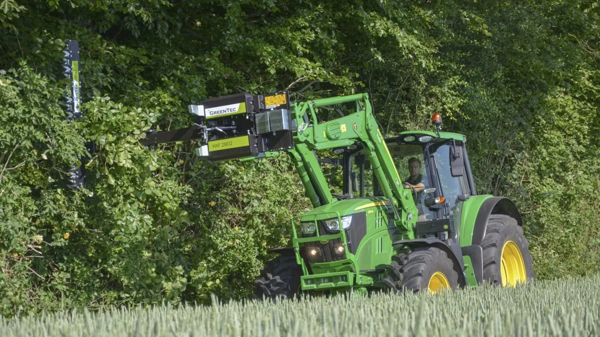 Greentec Redskabsramme HXF 2802 er en hegnsklipper beregnet til en frontlæsser, en stor minilæsser eller lignende.