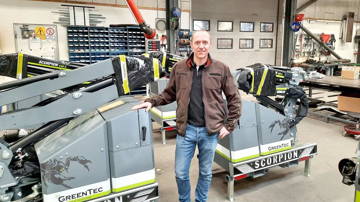 Kim Brodersen, ansvarlig for salg og marketing i Greentec, ses her i produktionshallen i Kolding sammen med de populære Scorpion-hegnsklippere. Arkivfoto: John Ankersen