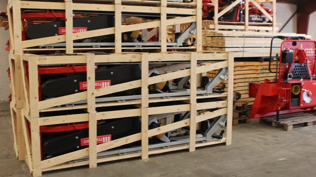 Grejet er klar til at komme i containeren, men lige nu er ventetiden på fragtmuligheder lang.