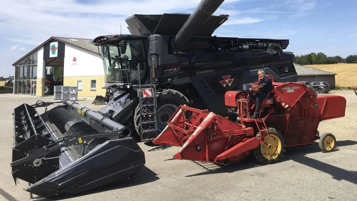 På torsdag har Søren Bækby Bertelsen 50-års jubilæum hos Heden Maskinforretning. Billedet anskueliggør udviklingen indenfor Massey Ferguson, som han har beskæftiget sig med gennem alle årene. Mejetærskerne er en 5 fods fra dengang og den 40 fods Ideal er anno 2021. Foto: Heden Maskinforretning 

