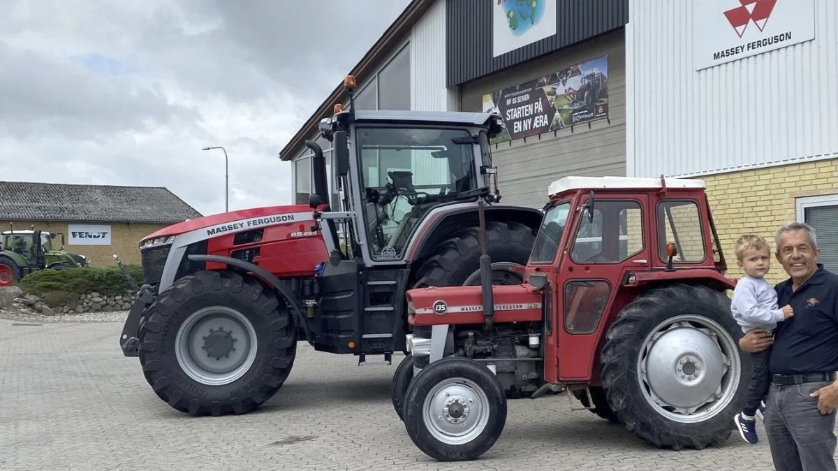 På torsdag har Søren Bækby Bertelsen 50-års jubilæum hos Heden Maskinforretning. Billedet anskueliggør udviklingen indenfor Massey Ferguson, som han har beskæftiget sig med gennem alle årene. Han ses til højre sammen med barnebarnet Hannibal foran en 135’er med 45 hk og den nyeste model af S8-serien, her i en 265 hk-udgave. Foto: Heden Maskinforretning 

