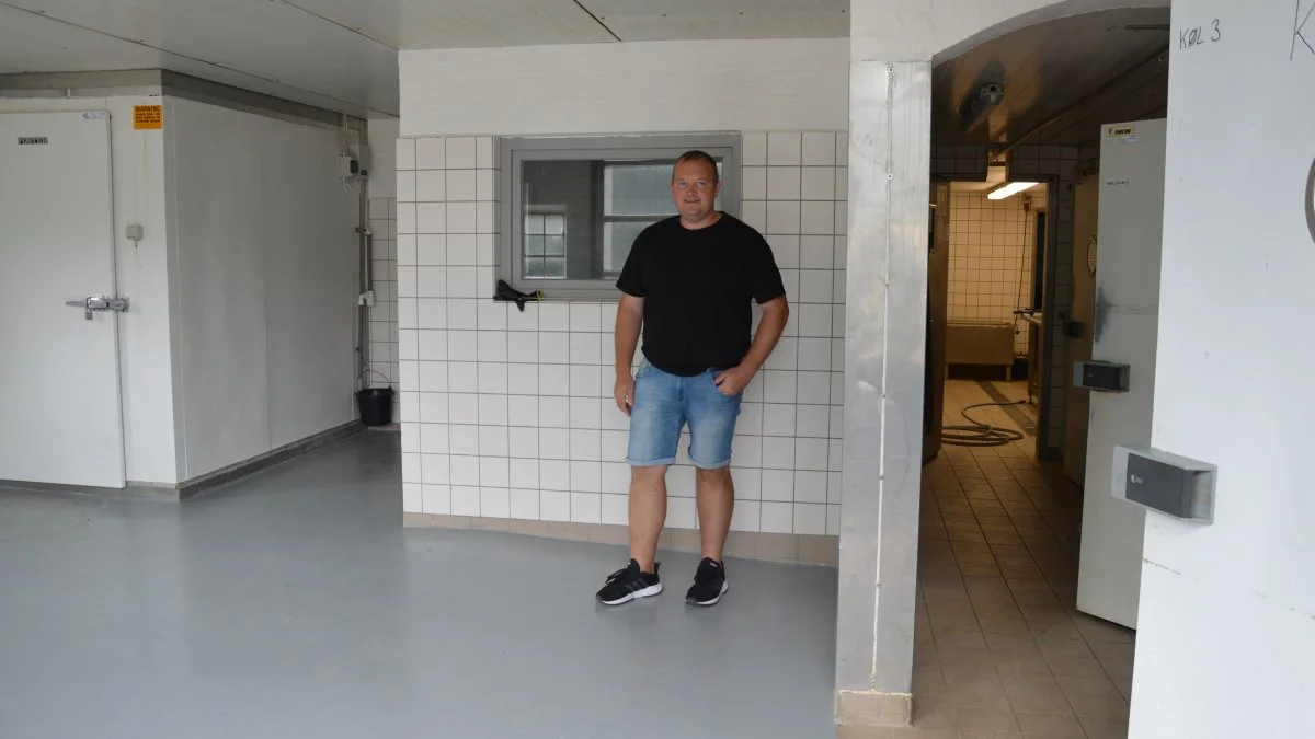 De tre kølerum til henholdsvis det grove, det ordnede og det pakkede, det særskilte pakkerum og de store frysere står alt sammen klar, til sæsonen igen starter op fra 1. september til 1. februar og igen fra 16. maj til 15. juli, hvor bukkejagten står på.