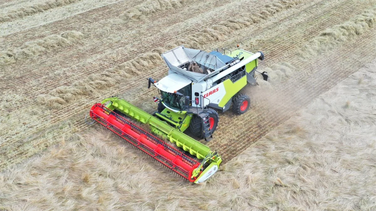 Under mottoet »Passer til din bedrift« tilbydes Claas Trion-mejetærskerne i et stort udvalg af varianter og funktioner, blandt andet fem og seks rysteres maskiner, hybrid-version, enkeltrotor- og dobbeltrotormaskiner. Flagskibsmodellen Claas Trion 700-seien leveres både som enkeltrotor- eller dobbeltrotormaskine. De syv forskellige modeller i serien tilbydes i Terra Trac- eller Montana-versioner. Motorydelsen er fra 367 till 435 hk og APS-Hybrid tærskesystem. Foto: Per Jørgensen