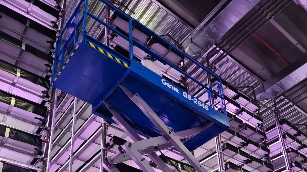 Genielifte fra Jøma Lift Teknik er en helt essentiel del af den daglige drift i Nordic Harvests nye væksthuse, hvor urter dyrkes i op til 14-etagers højde. Foto: PR.