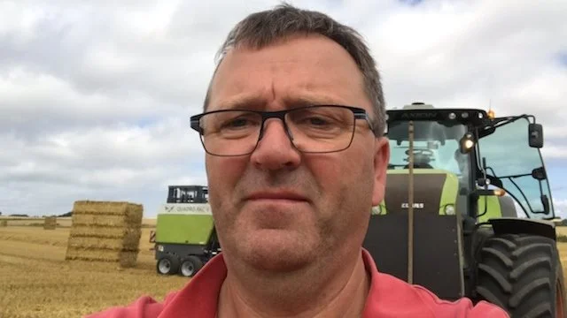 Opfordring fra Erik Engholm Poulsen, formand for Danske Halmleverandører: Hold lidt igen med at snitte al halmen - der bliver nok gode afsætningsmuligheder i år. 
