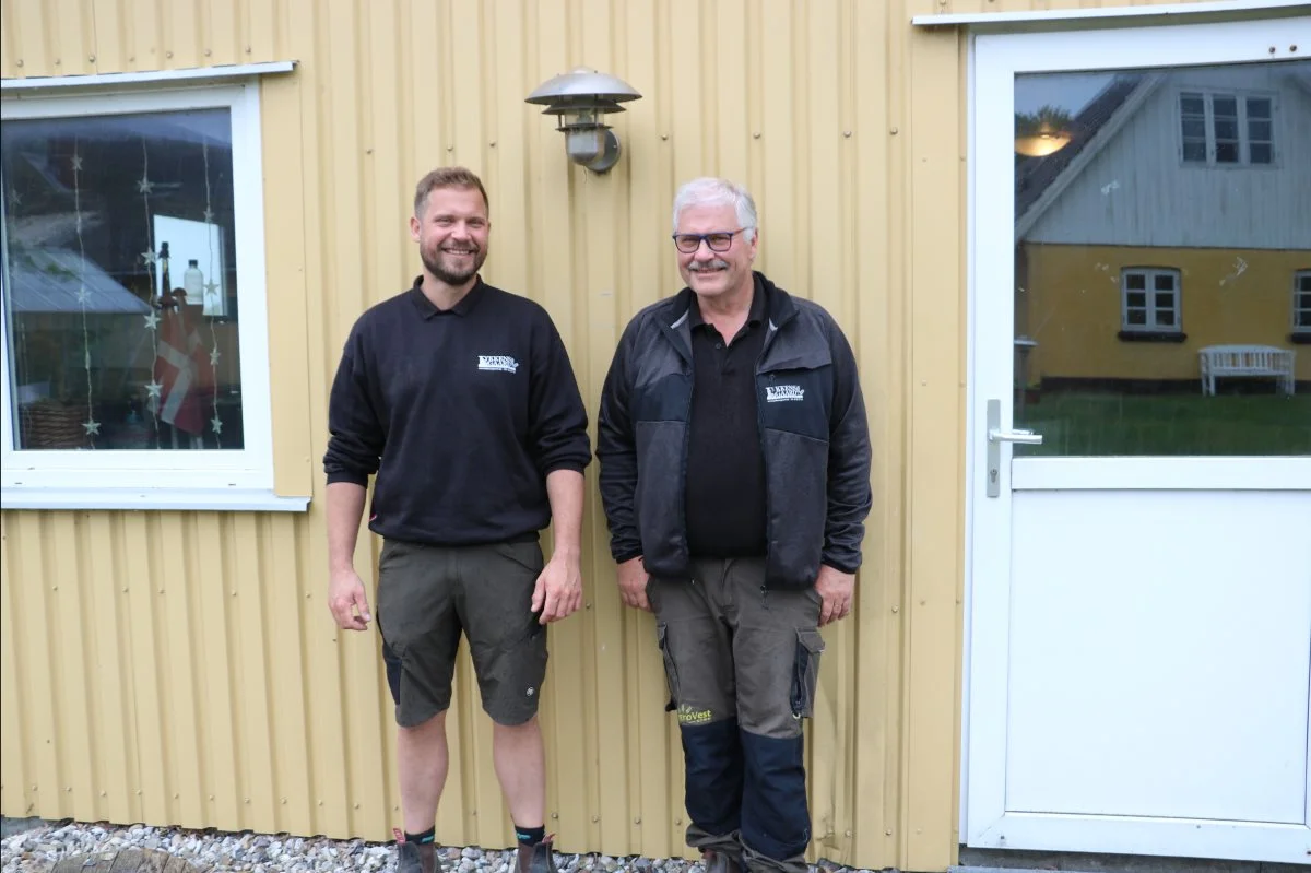Duoen – sjette og syvende generation – på Kongestensgården ved Kalundborg. Lars Olsen (til højre) sammen med sønnen, Ulrik Olsen. Foto: Velas