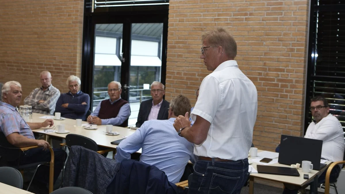 Overfor en snes fynske landboforeningsmedlemmer redegjorde EU-parlamentariker Asger Christensen mandag for indholdet af den nye EU-reform, der kan få vidtrækkende konsekvenser for danske landmænd, alt efter den forestående forhandlinger om den nationale implementering. Til højre ses Centrovice-formand Torben Povlsen. Foto: Erik Hansen