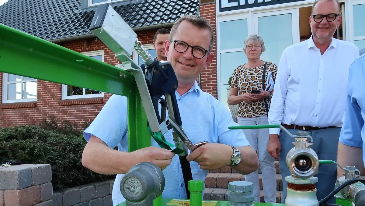 Borgmester Morten Andersen, Nordfyns Kommune, indvier det nye biodiesel-projekt på Emmelev A/S, blandt andet overværet af den tidligere minister Lars Chr. Lilleholt.
