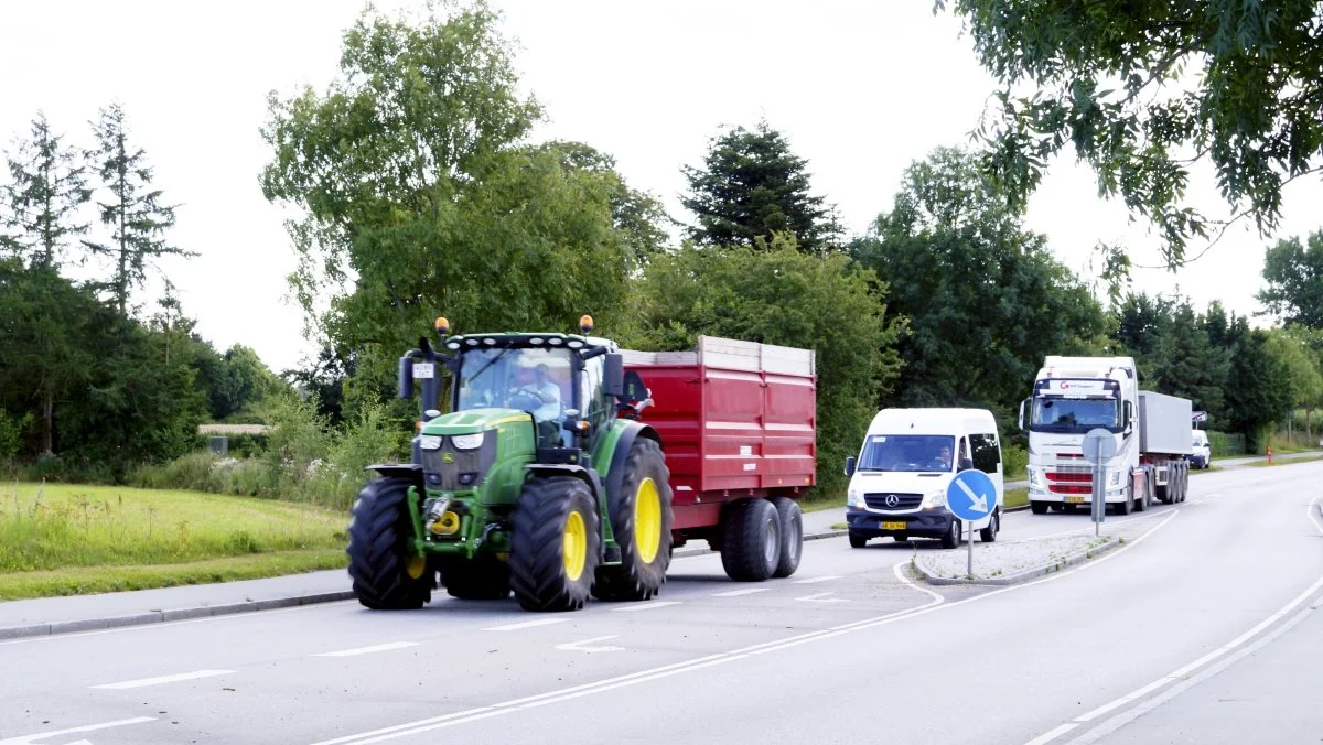 - Landbruget med vore kornvogne og mejetærskere fylder lidt mere i trafikken, erkender Niels Hauge Mikkelsen.
