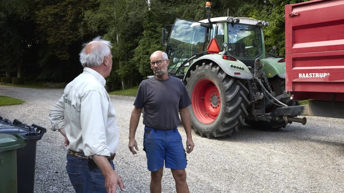 Den samlede arbejdsstyrke på Rønningesøgaard. Stig Bille Brahe i samtale med Jørgen Andersen, der på timebasis forestår markopgaverne på den østfynske herregård. Fotos: Erik Hansen