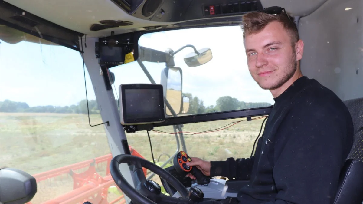 Landmand og entreprenør Kristian Faurby er ansat på Ødemark Gods fra 1. marts til 30. september og er fast mand på den ene mejetærsker.