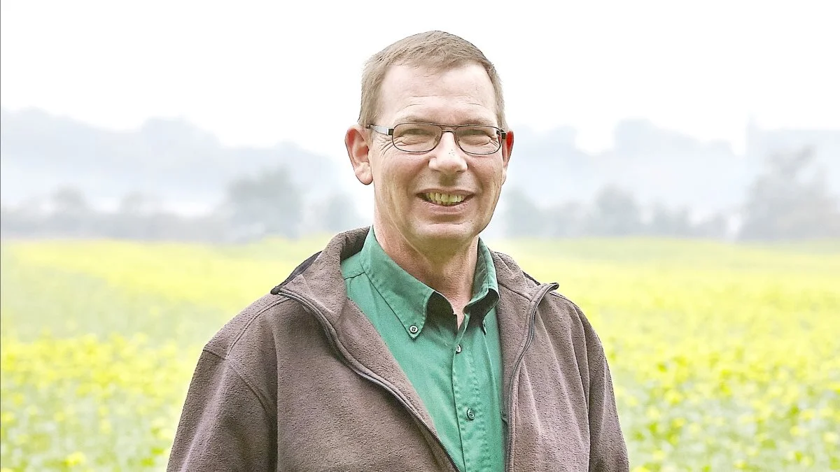 Den korte vækstsæson i konsumærteproduktionen betyder, at det reelt er umuligt at sprøjte sort natskygge-planten væk, lyder det fra Knud-Erik Clausen, formand for Dybfrostærter a.m.b.a, der dyrker konsumærter for fødevareproducenten Ardo A/S. 
