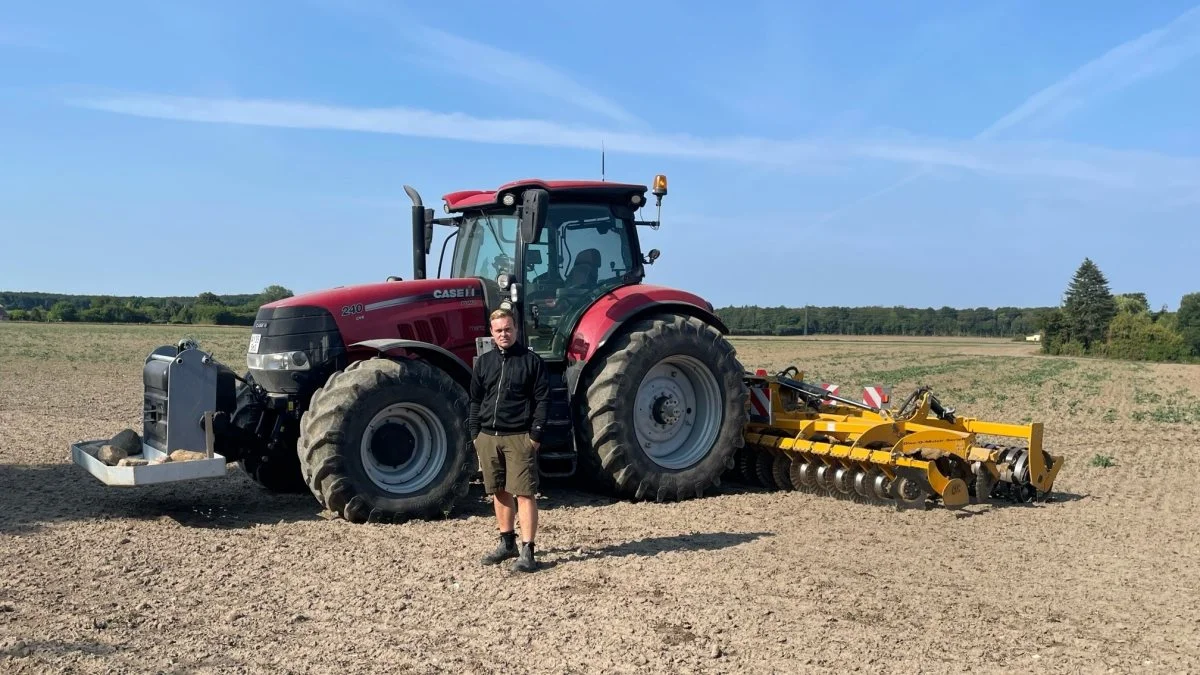 Henrik Lund står her i sin nu nedharvede konsumærtemark.  - Nu trækker jeg mig som konsumærteavler. Jeg tør ikke producere under de vilkår, siger han. Privatfoto