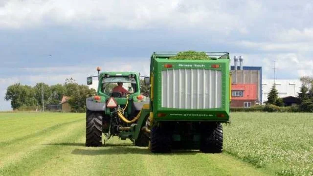 MaksiGrass-vognen har en kapacitet på cirka 8,5 tons. Det tager på denne tid af året cirka 20 minutter at få læs.