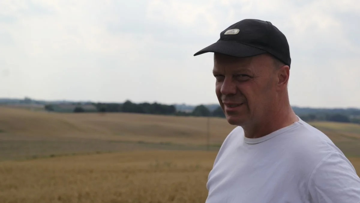 Jens Skovgaard fra Dalgaard ved Baastrup mellem Lindved og Hedensted tog torsdag beslutning om at få gang i høsten igen. Det blev til middel udbytter i både havre og raps, hvilket er tilfredsstillende, med tanke på forårets store vandmængder.