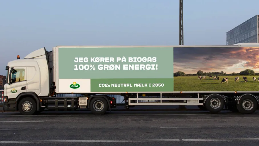 De nye biogaslastbiler reducerer udledningen af CO2 med næsten 50 procent, oplyser Arla. 